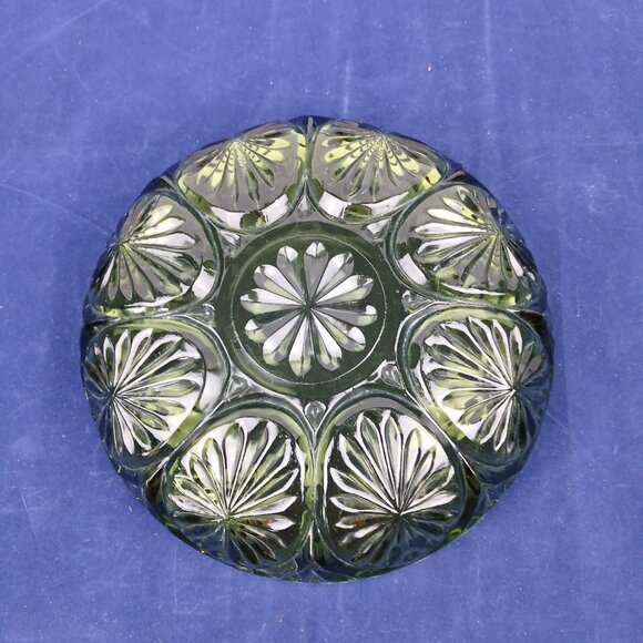 Vintage Anchor Hocking Green Star Cameo Medallion Bowl 8” Scalloped - Picture 3 of 4